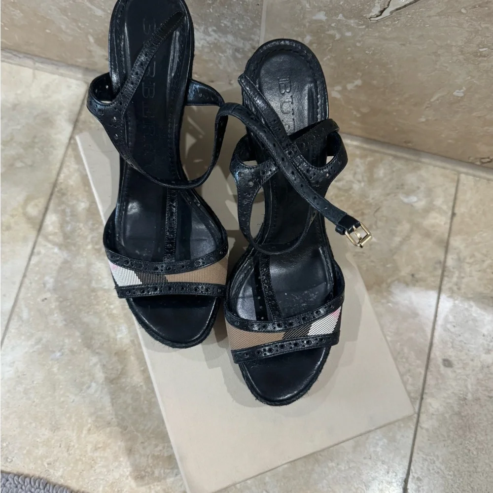 Burberry Black and Cream Heels Sophisticated Design - Picture 2 of 10